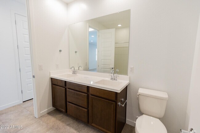 Building Photo - 9323 W Glenrosa Ave