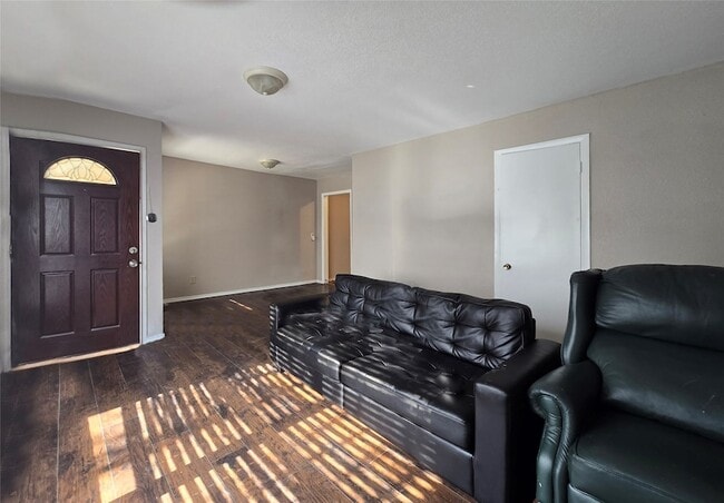 Building Photo - 8307 Bunche Dr