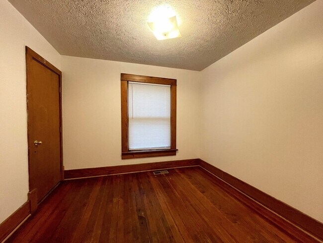 Building Photo - 3 Bed 1 Bath Home