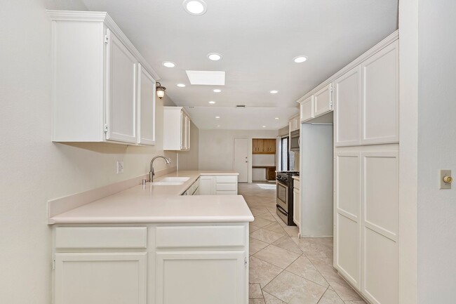 Building Photo - Gorgeous 2 bedroom, 2 bath in the hills ab...