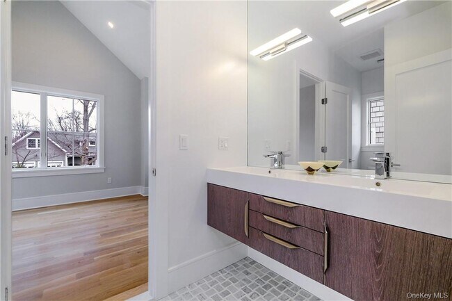 Building Photo - 184 Soundview Ave