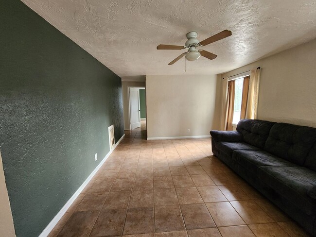 Building Photo - Upstairs Apartment Above Holly Market