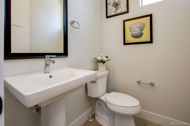 Building Photo - Beautiful Townhome in Southeast Denver