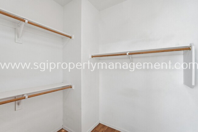 Building Photo - 6827 N 71st Dr