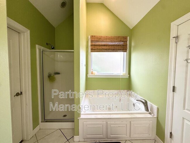 Building Photo - 3750 River Bend Dr