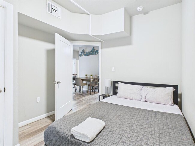 Building Photo - 911 W 22nd St