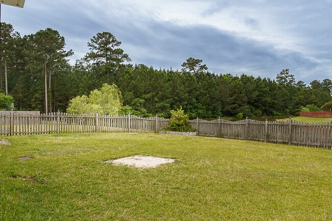 Building Photo - Three Bedroom House with Gated Backyard