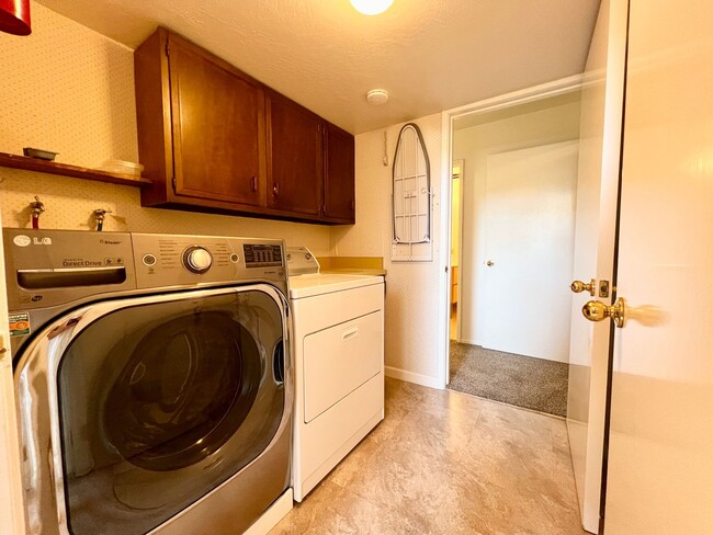 Building Photo - Spacious 4-Bed, 3-Bath Single-Family Home ...