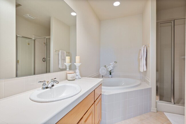 Building Photo - Gated Community in Broken Top