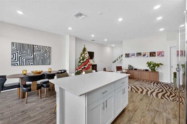 Building Photo - 1325 Stockwell Ave