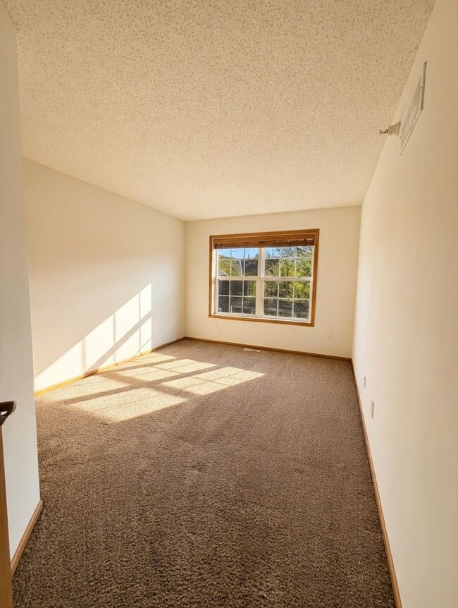 Building Photo - Rare 2bed + Loft Townhome in Maple Grove