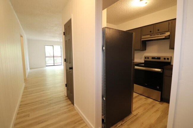 Building Photo - 1221 S Park Ave