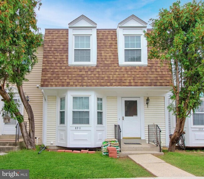 Building Photo - 890 Bayridge Dr
