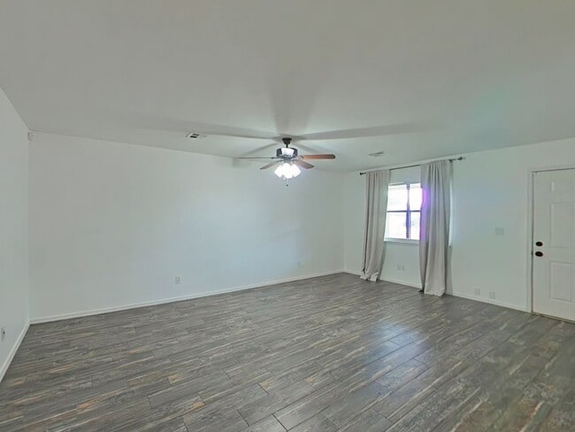 Building Photo - 4914 SE Hardin Ave