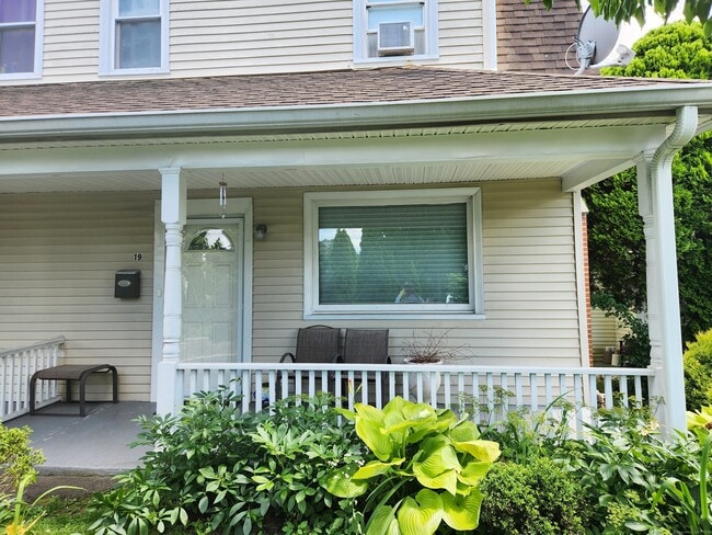Primary Photo - 19 Valley Rd