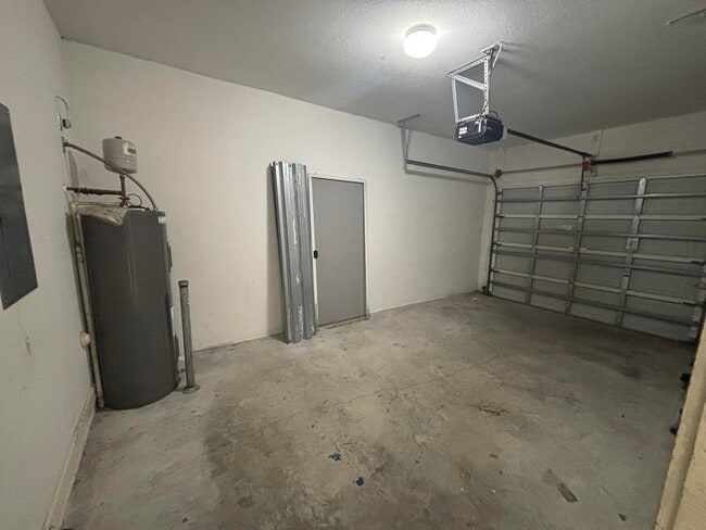 Building Photo - 2630 Creekside Dr