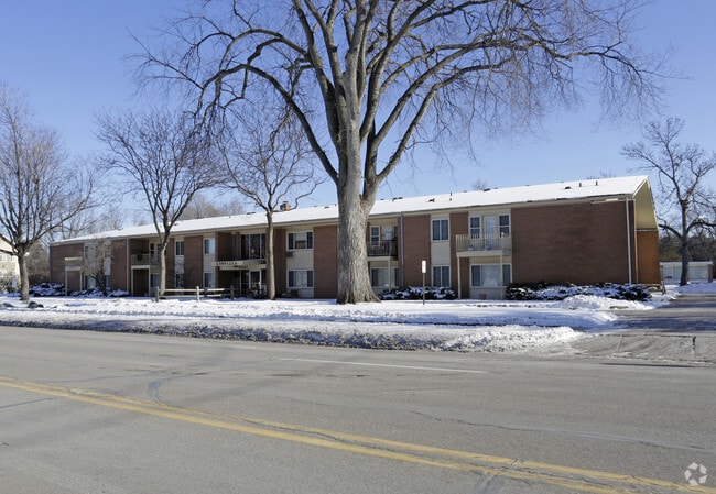 Primary Photo - Lyn Villa Apartments