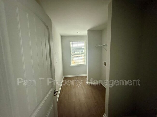 Building Photo - 400 Airways Ave