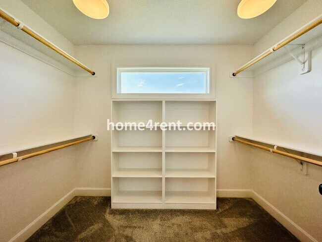 Building Photo - Exceptional Olathe Home in the Cedar Creek Subdivision w/ Wood Floors and a Finished Basment!