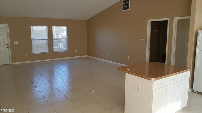 Building Photo - 932 Dobbins St E