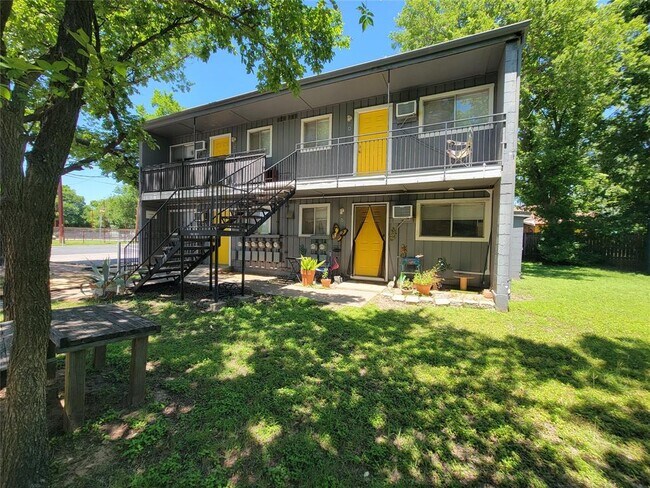 Building Photo - 903 Springdale Rd
