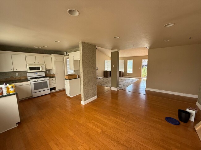 Building Photo - New Photos! Lovely One Level home in Valen...