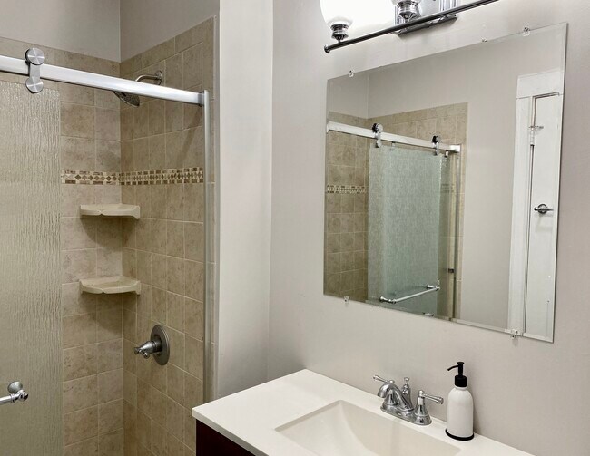 Building Photo - 909 W Gordon Terrace