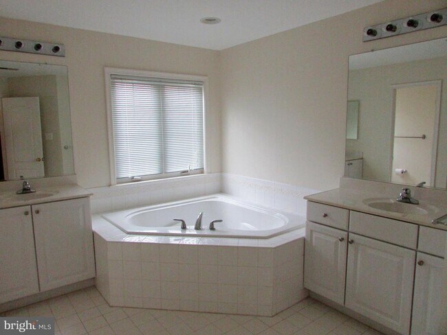 Building Photo - 4314 Vintage Ivy Ln