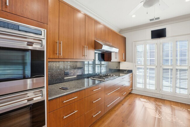 Building Photo - 3 BED | 4 BATH | TWO CAR GARAGE | HISTORIC DISTRICT TOWNHOME