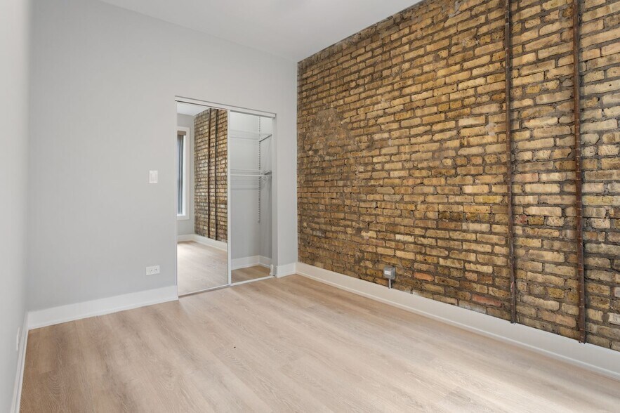 Building Photo - 7648 N Eastlake Ter