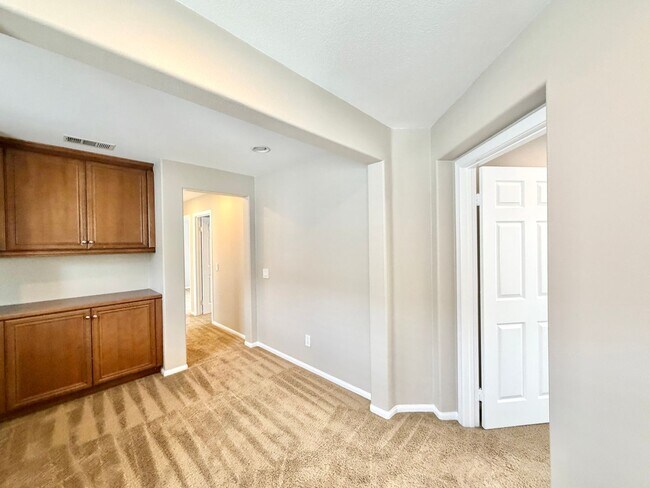Building Photo - Charming 3 Bedroom Bel Flora Home with Private Patio & Amenities
