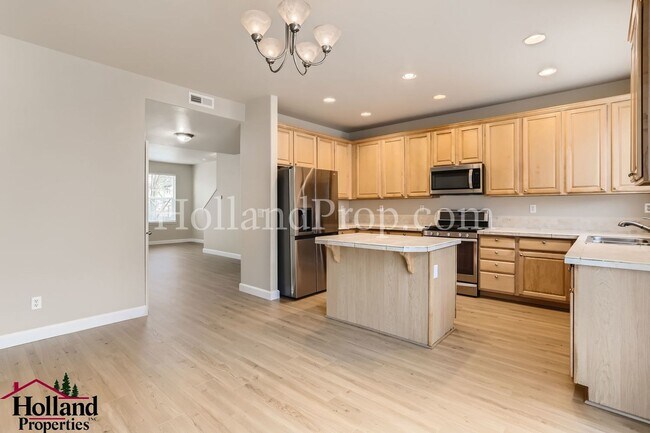 Building Photo - Stunning 4-Bedroom Townhouse with Dual Master Suites and Convenient 2-Car Garage in Hillsboro!