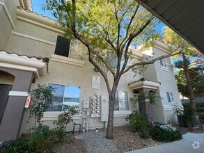 Building Photo - Gated community 2beds/2baths condo in Rhod...