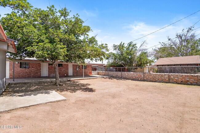 Building Photo - 4908 Royal Dr