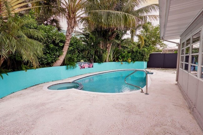 Building Photo - Single Family home on quiet street steps from the Intracoastal and Dining