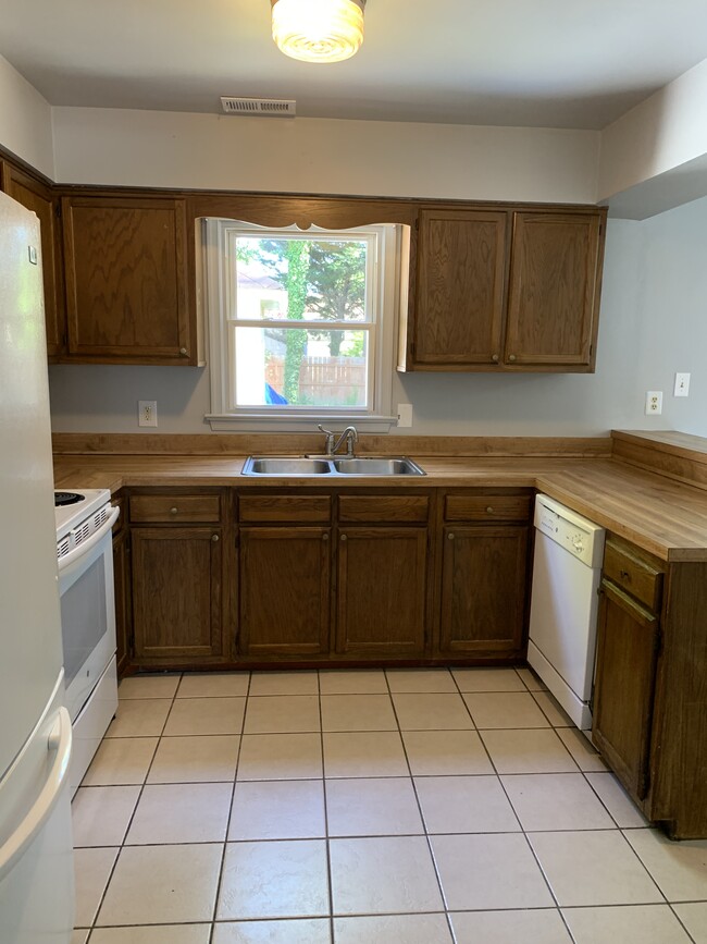 Kitchen - 118 Elmhurst Ct