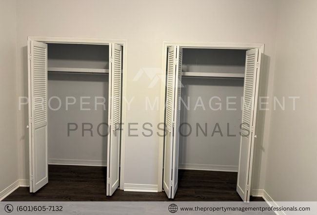 Building Photo - Renovated beauty near the country club and golf course!