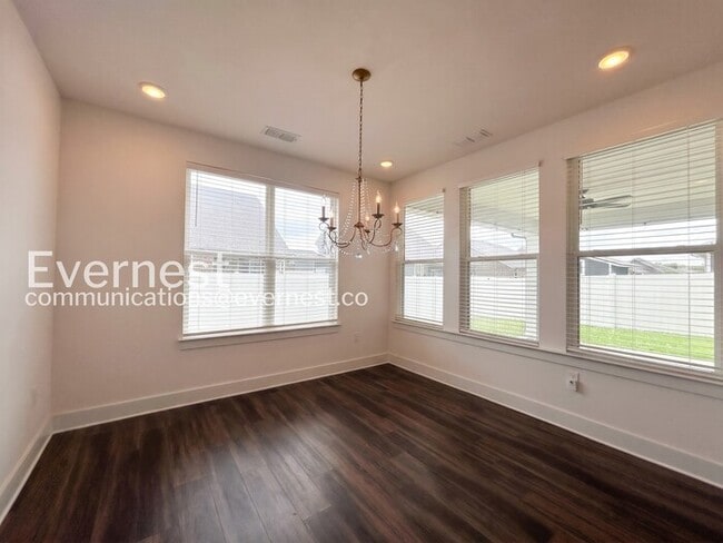 Building Photo - 3 Bed/2 Bath Home with Garage / Pet-Friendly / Available Now!