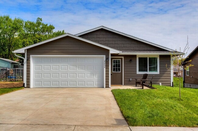 Primary Photo - 3 Bedroom Homes for rent in Pleasant HIll, IA