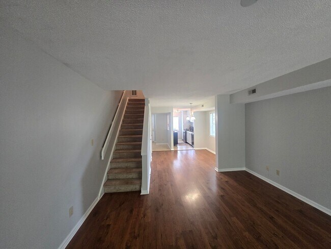 Building Photo - Convenient 2BR/2.5BA Condo in Chapel Hill