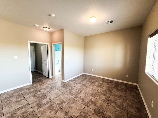 Building Photo - Spacious 3-Bed, 3-Bath Gem with 1804 Sq. F...