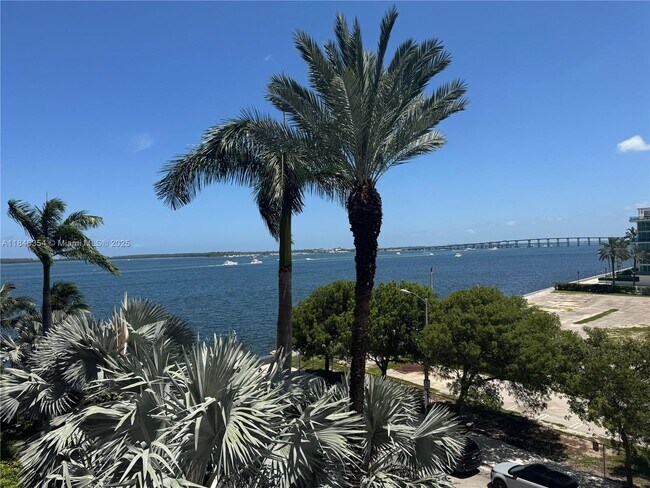 Building Photo - 1155 Brickell Bay Dr