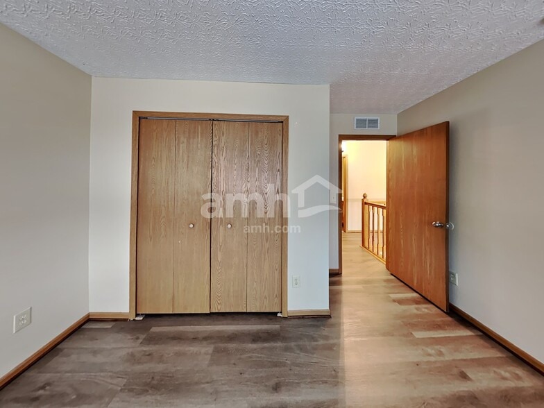 Building Photo - 254 Oxford Dr SW