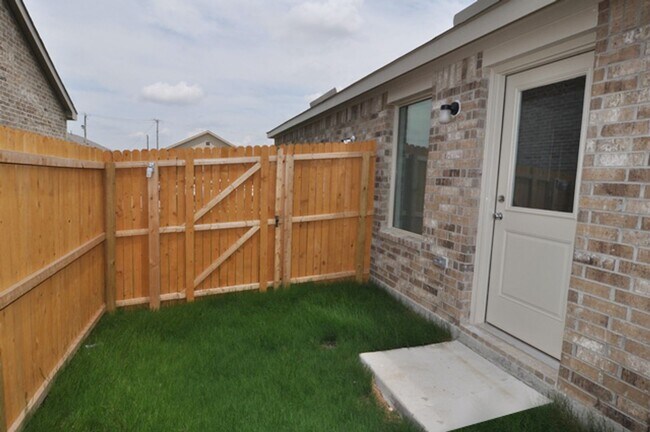 Building Photo - AVAILABLE NOW - Like-New 2024 Lennar Home in Amenity-Rich Community | 3 Bedrooms, Granite Counter...