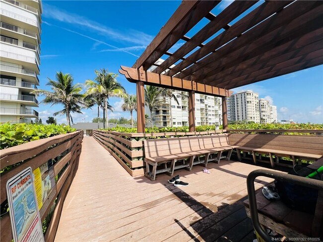 Building Photo - 4250 N Hwy A1A