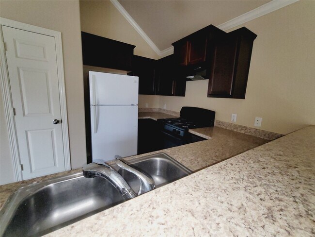 Building Photo - 8031 Canyon St