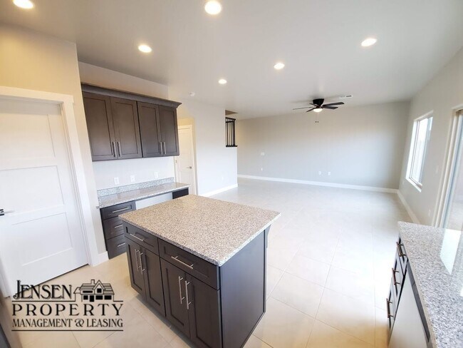 Building Photo - Three Bedroom Red Mountain Vista Town Home