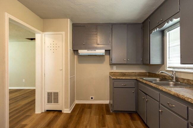 Building Photo - Beautiful 2 Bedroom / 1 Bathroom home in B...