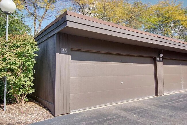 Building Photo - 5946 Greenview Rd