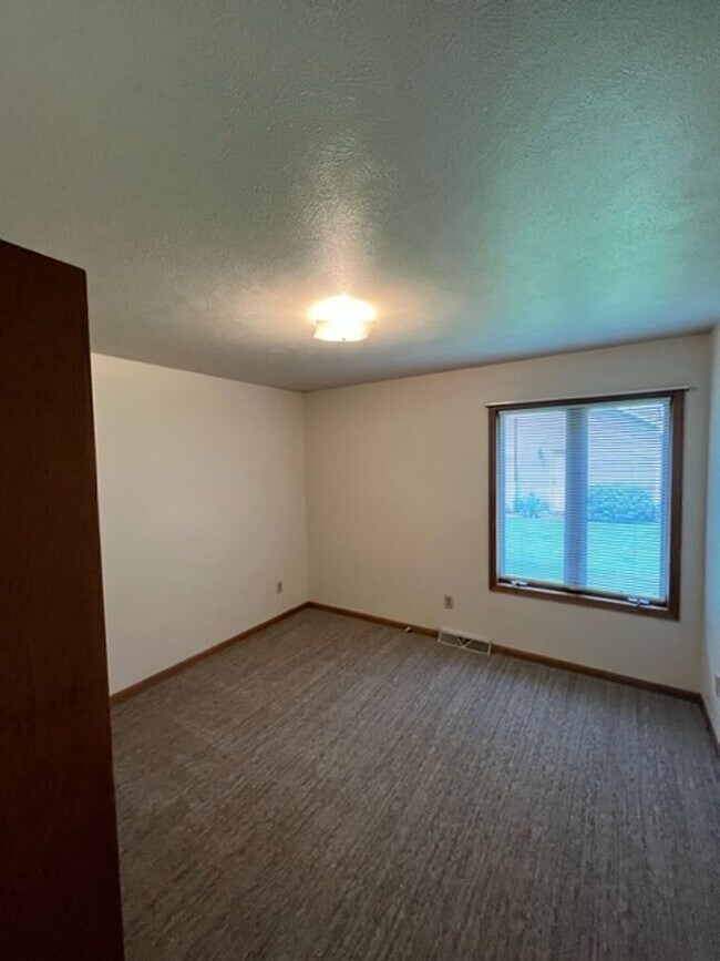 Building Photo - 330